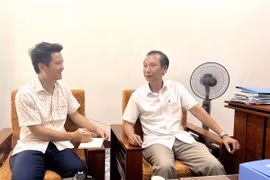 Ông Nguyễn Quốc Khánh (phải), Phó Trưởng Ban Tuyên giáo Tỉnh ủy Quảng Trị, chia sẻ về Quy định 144 của Bộ Chính trị với phóng viên TTXVN. (Ảnh: TTXVN phát)