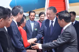 Lễ đón Chủ tịch nước Tô Lâm tại Sân bay Quốc tế Phnom Penh. (Ảnh: Nhan Sáng/TTXVN)