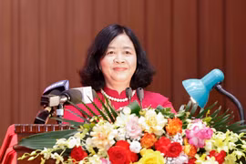 Tân Bí thư Thành ủy Hà Nội Bùi Thị Minh Hoài phát biểu. (Ảnh: Doãn Tấn/ TTXVN)