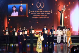 Thường trực Ban Bí thư Trương Thị Mai và Giám đốc Học viện Chính trị Quốc gia Hồ Chí Minh Nguyễn Xuân Thắng trao giải A Cuộc thi Chính luận về bảo vệ nền tảng tư tưởng của Đảng lần thứ 3 năm 2023 cho nhóm tác giả: Đinh Thị Thu Hằng, Bùi Thu Minh (Học viện Báo chí và Tuyên truyền, Học viện Chính trị quốc gia Hồ Chí Minh). (Ảnh: Hoàng Hiếu/TTXVN)