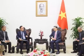 Phó Thủ tướng Lê Minh Khái tiếp Bộ trưởng Tài chính Lào Santiphab Phomvihane. (Ảnh: An Đăng/TTXVN)