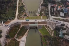 Cống Xuân Quang là công trình đầu tiên của Hệ thống thủy lợi Bắc Hưng Hải ở xã Xuân Quang, huyện Văn Giang, Hưng Yên nhìn từ trên cao. (Ảnh: Vũ Sinh/TTXVN)