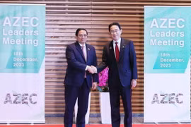 Thủ tướng Nhật Bản Kishida Fumio đón Thủ tướng Phạm Minh Chính dự Hội nghị thượng đỉnh Cộng đồng châu Á phát thải ròng bằng 0 (AZEC). (Ảnh: Dương Giang/TTXVN)