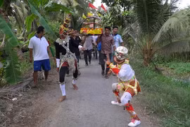 Người dân đưa kiệu trong nghi thức tống tàu của lễ hội Đom Lơng Néak Tà. (Ảnh: TTXVN phát)