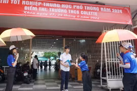 Sinh viên "Tiếp sức mùa thi" tặng những phần quà nhỏ động viên thí sinh thi tốt môn tiếp theo. (Ảnh: Thu Hoài/ TTXVN)