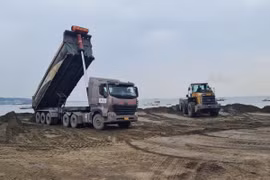 Công ty trách nhiệm hữu hạn Long Sơn thi công các hạng mục bến số 3. (Ảnh: TTXVN phát)