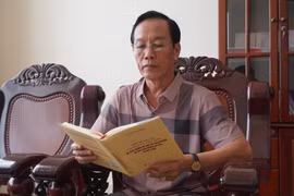 Ông Đinh Văn Năm, Phó Trưởng ban Thường trực Ban Tuyên giáo Tỉnh ủy Đồng Tháp nghiên cứu tác phẩm “Một số vấn đề lý luận và thực tiễn về chủ nghĩa xã hội và con đường đi lên chủ nghĩa xã hội ở Việt Nam.” (Ảnh: Nhựt An/TTXVN)