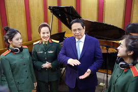 Thủ tướng Phạm Minh Chính tham dự buổi học thu thanh của giảng viên, sinh viên Trường Đại học Văn hóa-Nghệ thuật Quân đội. (Ảnh: Dương Giang/TTXVN)