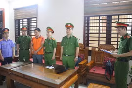 Cơ quan chức năng đọc lệnh khám xét nơi ở của Phan Công Đối - Phó Chánh Văn phòng Thị ủy Cửa Lò, nguyên Trưởng phòng Tài nguyên và Môi trường, thị xã Cửa Lò. (Nguồn: Cơ quan Công an tỉnh Nghệ An)