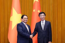 Thủ tướng Phạm Minh Chính hội kiến Chủ tịch Chính hiệp toàn quốc Trung Quốc Vương Hộ Ninh. (Ảnh: Dương Giang/TTXVN)