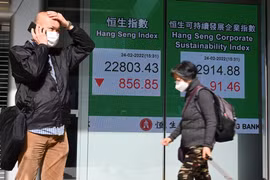 Bảng điện tử niêm yết chỉ số chứng khoán Hang Seng của Hong Kong (Trung Quốc). (Nguồn: AFP/TTXVN)