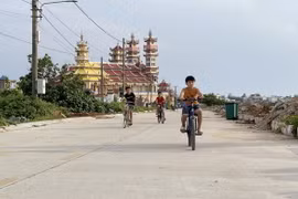 Tuyến đường giao thông nông thôn từ cồn An Vĩnh đi thắng cảnh Cổng Tò Vò được huyện Lý Sơn nâng cấp, cải tạo đưa vào sử dụng tháng 12/2022. (Ảnh: Phạm Cường/TTXVN)