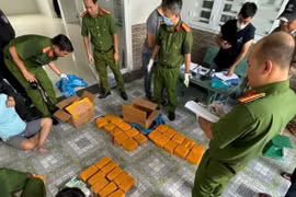 Hiện trường vụ bắt giữ các đối tượng cùng tang vật. (Nguồn: TTXVN phát)