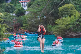 Du khách trải nghiệm các trò chơi tại Khu du lịch Sông Chày-Hang tối (Vườn Quốc gia Phong Nha-Kẻ Bàng). (Ảnh: TTXVN phát)