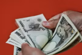 Kiểm tiền mệnh giá 10.000 yen Nhật Bản tại thủ đô Tokyo. (Ảnh: AFP/TTXVN)