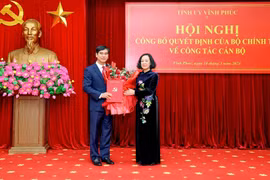Trưởng Ban Tổ chức Trung ương Trương Thị Mai trao quyết định điều động, chỉ định đồng chí Dương Văn An giữ chức Bí thư Tỉnh ủy Vĩnh Phúc. (Ảnh: Nguyễn Thảo/TTXVN)