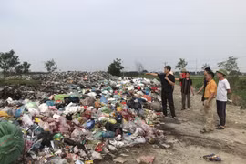 Người dân bức xúc trước tình trạng ô nhiễm của bãi rác. (Ảnh: Tiến Vĩnh/TTXVN)