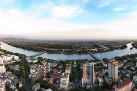 Thành phố Huế với dòng sông Hương thơ mộng chảy qua và hệ thống cây xanh bao phủ góp phần tôn tạo cho cảnh quan di tích thêm phần hoành tráng nhưng mềm mại và gần gũi với thiên nhiên. (Ảnh: Hồ Cầu/TTXVN)