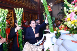 Thủ tướng Phạm Minh Chính cùng lãnh đạo Đảng, Nhà nước dâng hương Giỗ Tổ Hùng Vương trong Khu Di tích Lịch sử Quốc gia Đặc biệt Đền Hùng. (Ảnh: Dương Giang/TTXVN)