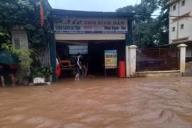 Nhiều nhà dân và các cơ quan đơn vị tại khối 1 thị trấn Mường Xén, huyện Kỳ Sơn (Nghệ An) bị chia cắt do nước lũ chảy xiết. (Ảnh: TTXVN phát)