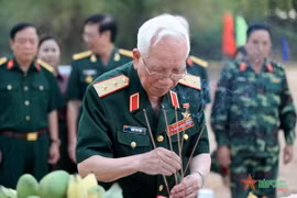 Trung tướng Khuất Duy Tiến thắp hương tưởng nhớ đồng đội. (Nguồn: Báo Quân đội Nhân dân Việt Nam)