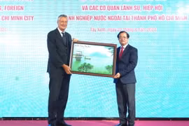 Lãnh đạo tỉnh Tây Ninh tặng quà lưu niệm cho đoàn công tác của các cơ quan Lãnh sự thăm và làm việc tại tỉnh Tây Ninh. (Ảnh: Minh Phú/TTXVN)