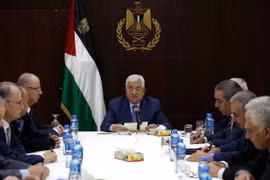 Tổng thống Palestine Mahmoud Abbas (giữa) chủ trì một cuộc họp của Ban lãnh đạo Palestine tại Ramallah, Bờ Tây. (Ảnh: AFP/TTXVN)