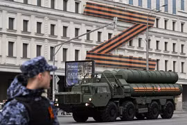 Hệ thống phòng không S-400 Triumf của Nga tại lễ tổng duyệt diễu binh kỷ niệm Ngày Chiến thắng ở Moskva, Nga, ngày 4/5/2023. (Ảnh: AFP/TTXVN)