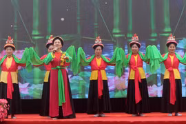 Đội văn nghệ múa đèn chạy chữ làng Nhân Cao biểu diễn tiết mục "Múa đèn chạy chữ." (Ảnh: Hoa Mai/ TTXVN)