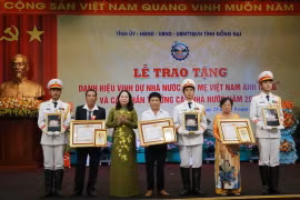Phó Chủ tịch nước Võ Thị Ánh Xuân thừa ủy quyền của Chủ tịch nước trao truy tặng danh hiệu Bà mẹ Việt Nam Anh hùng cho thân nhân 3 Mẹ ở Đồng Nai. (Ảnh: Lê Xuân/TTXVN)