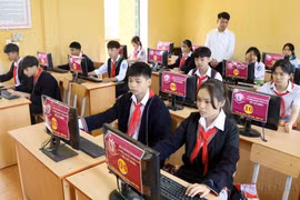 Giờ học tin học của học sinh Trường phổ thông Dân tộc nội trú Trung học cơ sở huyện Tân Sơn, tỉnh Phú Thọ. (Ảnh: Trung Kiên/TTXVN)