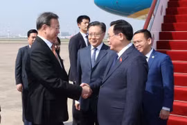 Lãnh đạo thành phố Thượng Hải đón Chủ tịch Quốc hội Vương Đình Huệ tại Sân bay quốc tế Hồng Kiều Thượng Hải. (Ảnh: Nhan Sáng/TTXVN)