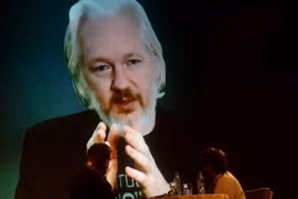 Nhà sáng lập trang mạng WikiLeaks, Julian Assange (trên màn hình). (Ảnh: AFP/TTXVN)