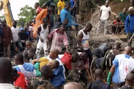Cứu hộ tại một vụ sập nhà ở Sierra Leone. (Nguồn: AFP)