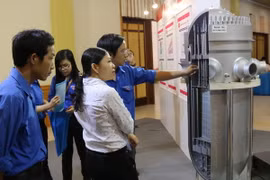 Thanh niên Ninh Thuận tham quan gian trưng bày về phát triển điện hạt nhân. (Ảnh: Đức Ánh/TTXVN)