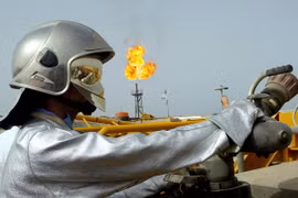 Công nhân Iran làm việc trên một mỏ khai thác dầu ở ngoài khơi vùng Vịnh. (Nguồn: AFP/TTXVN)