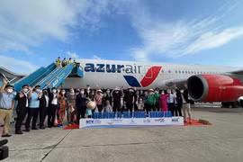 Hình ảnh những du khách quốc tế đầu tiên trở lại Việt Nam trong chương trình thí điểm hộ chiếu vaccine vừa qua. (Ảnh: CTV/Vietnam+)