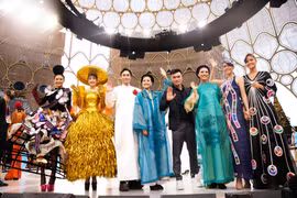 [Photo] Show diễn thời trang Việt Nam ‘tỏa sáng’ ở World EXPO