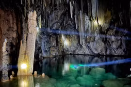 [Photo] Bí ẩn hồ nước lớn xanh ngắt trong hang động trên đỉnh núi