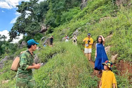 Người dân địa phương cũng tham gia hoạt động dẫn tour trong giai đoạn du lịch khủng hoảng nhân sự. (Ảnh: Mai Mai/Vietnam+)
