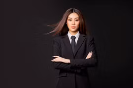 Hình ảnh mới nhất của Khánh Vân trong vai trò nữ doanh nhân. (Ảnh: CTV/Vietnam+)