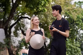 Một buddy ở Hà Nội dẫn du khách Australia trải nghiệm và khám phá thủ đô. (Ảnh: CTV/Vietnam+)