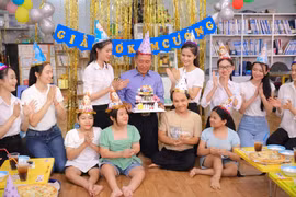 Các thí sinh thực hiện dự án nhân ái dành cho các bệnh nhi xương thủy tinh. (Ảnh: CTV/Vietnam+)