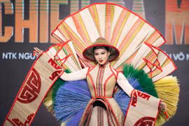 Trang phục dân tộc “Chiếu Cà Mau” của Nguyễn Quốc Việt. (Ảnh: CTV/Vietnam+)