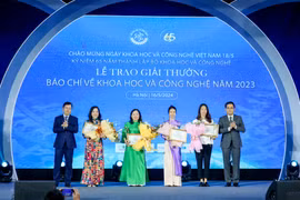 Các tác giả đoại Giải Nhất. (Ảnh: Minh Sơn/Vietnam+)