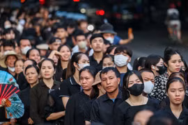 Ngày Quốc tang thứ 2: Người dân xếp hàng từ 2 giờ sáng chờ viếng Tổng Bí thư 
