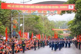 Người dân đội mưa lớn xem lễ diễu binh lớn nhất từ trước tới nay tại Điện Biên