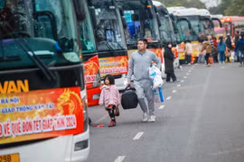 Rạng sáng 7/2 tại Khu công nghiệp Thăng Long (Đông Anh, Hà Nội), 25 chuyến xe ôtô miễn phí đã sẵn sàng đưa công nhân lao động về quê đón Tết Nguyên đán Giáp Thìn 2024. (Ảnh: Minh Sơn/Vietnam+) 
