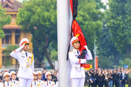 Lễ treo cờ rủ Quốc tang Tổng Bí thư Nguyễn Phú Trọng tại Quảng trường Ba Đình