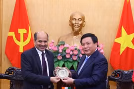 Giám đốc Học viện Chính trị quốc gia Hồ Chí Minh Nguyễn Xuân Thắng tặng quà lưu niệm cho Đại sứ Ấn Độ tại Việt Nam Sandeep Arya. (Ảnh: Văn Điệp/TTXVN)